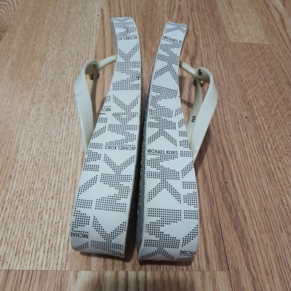 MK Slippers - Picture 2 of 5